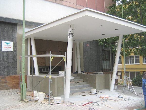 Rekonstrukce hlavního vchodu správní budovy DB - stavba 01