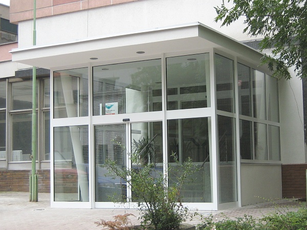 Rekonstrukce hlavního vchodu správní budovy DB - po realizaci 03