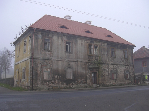 Rekonstrukce barokní fary a stodol - Jezvé u Č. Lípy - po rekonstrukci střechy