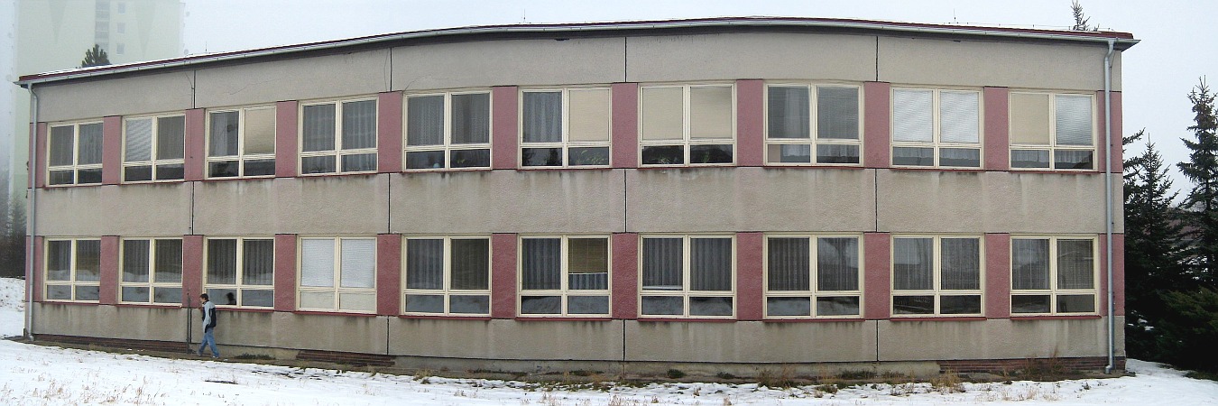 ZŠ Hrdlovská - Zateplení a výměna oken (bez barevného řešení fasád) - před realizací 02
