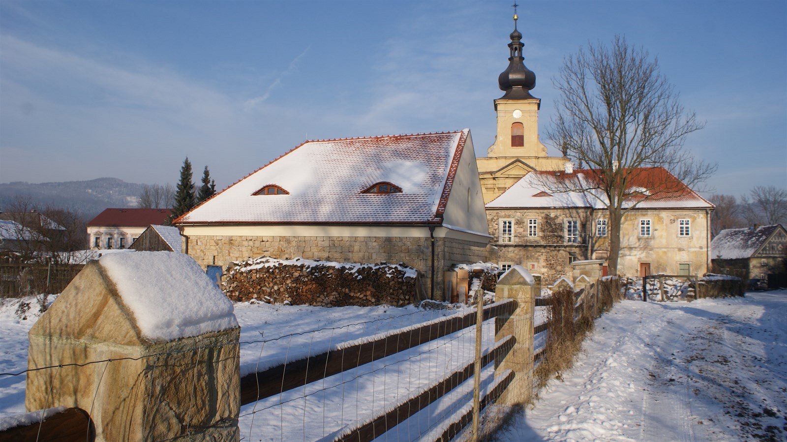 Rekonstrukce barokní fary a stodol - Jezvé u Č. Lípy - pohled od polí k areálu