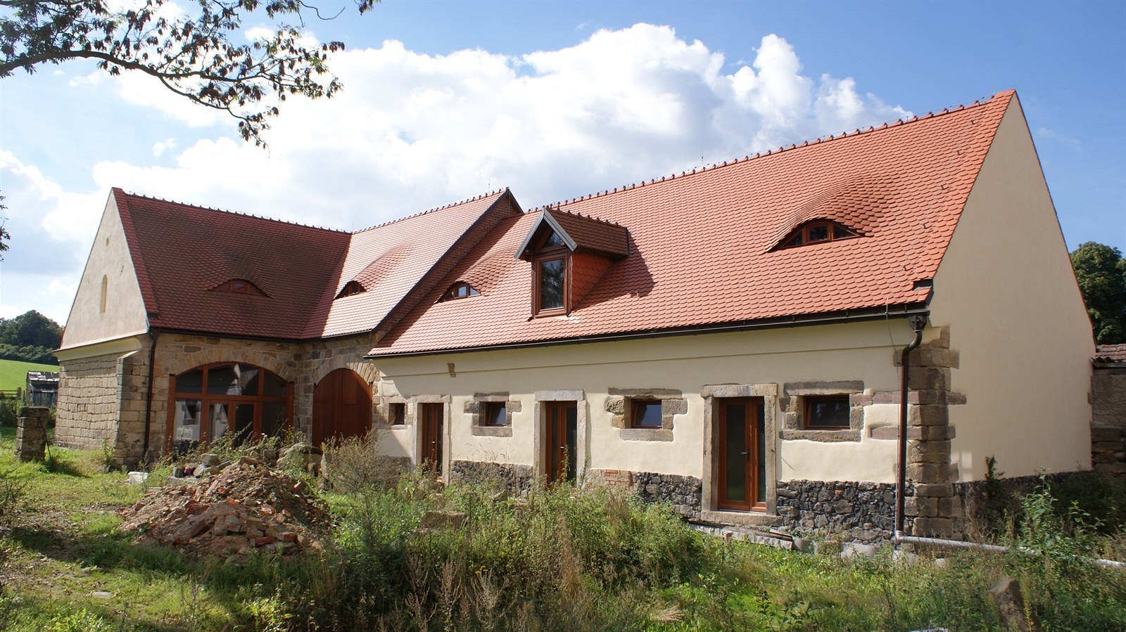 Rekonstrukce barokní fary a stodol - Jezvé u Č. Lípy - stodoly po rekonstrukci